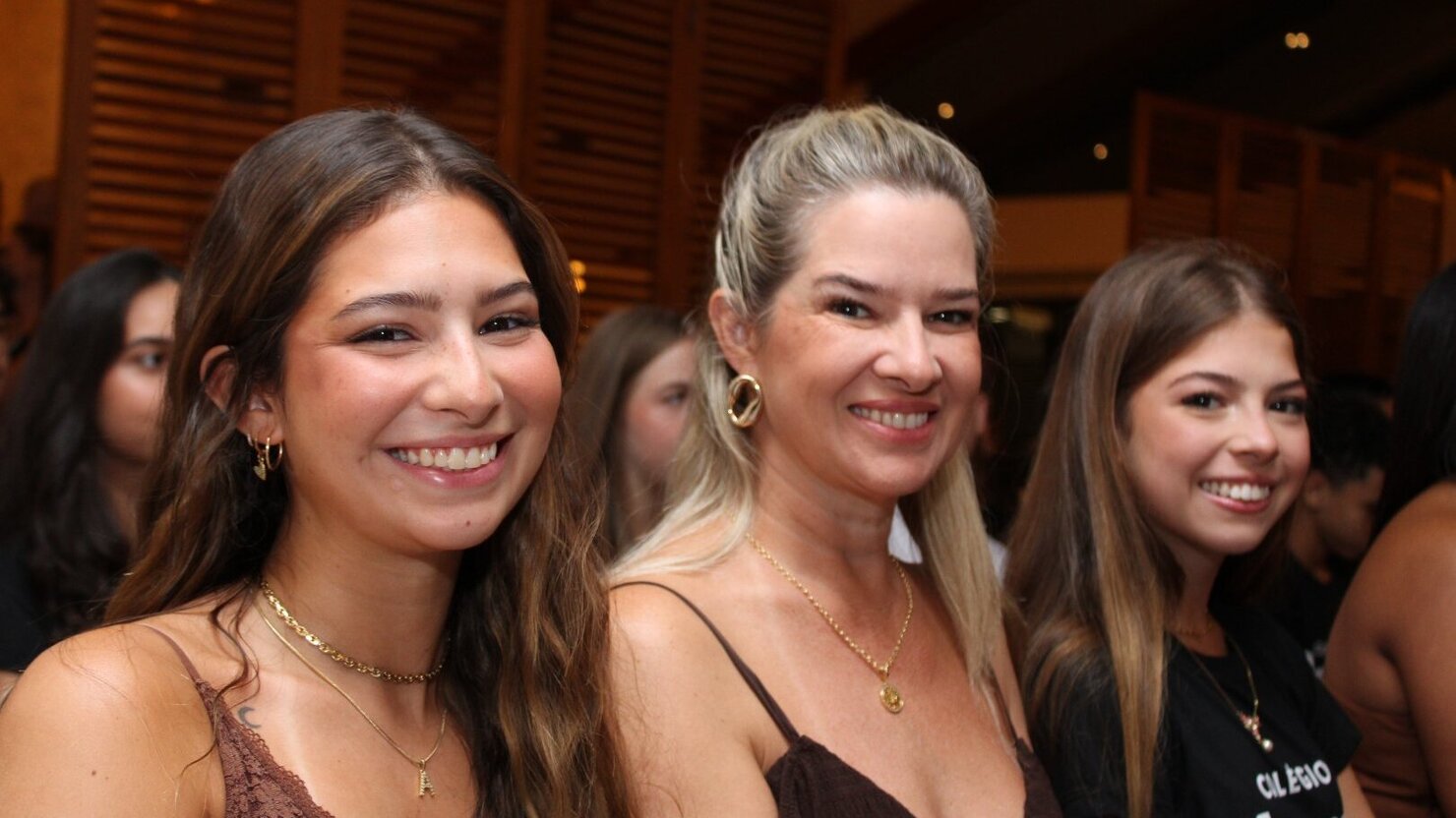 Marciela P�rsio com Ana Clara e Sofia, trio que esbanja charme e eleg�ncia. - Foto Lu�s Longhini