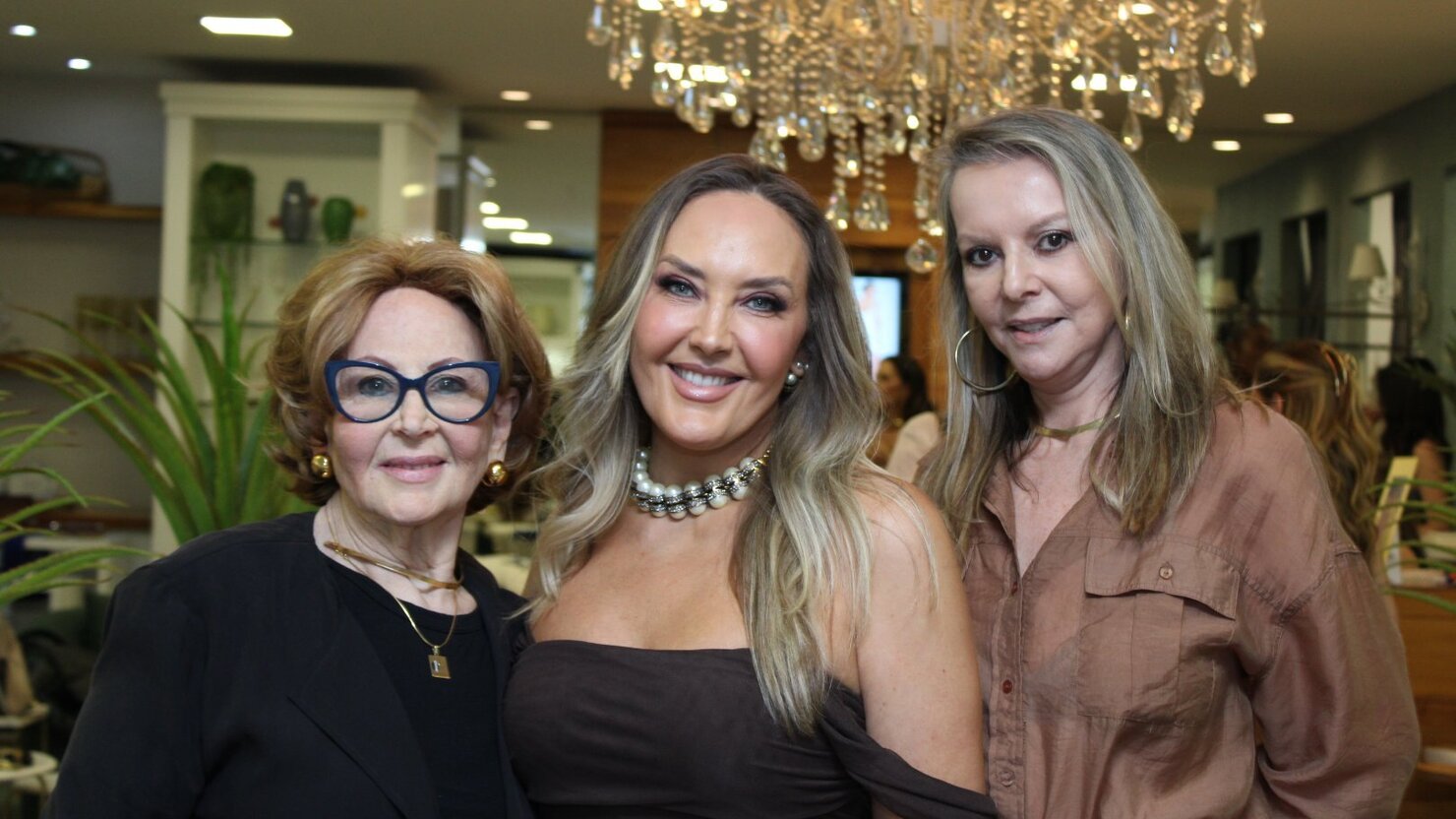 Patrcia Poletto Hess Olmi, recebendo a me Marly e a sogra Marlia em evento da moda que movimentou a Divine. - Foto: Lus Longhini