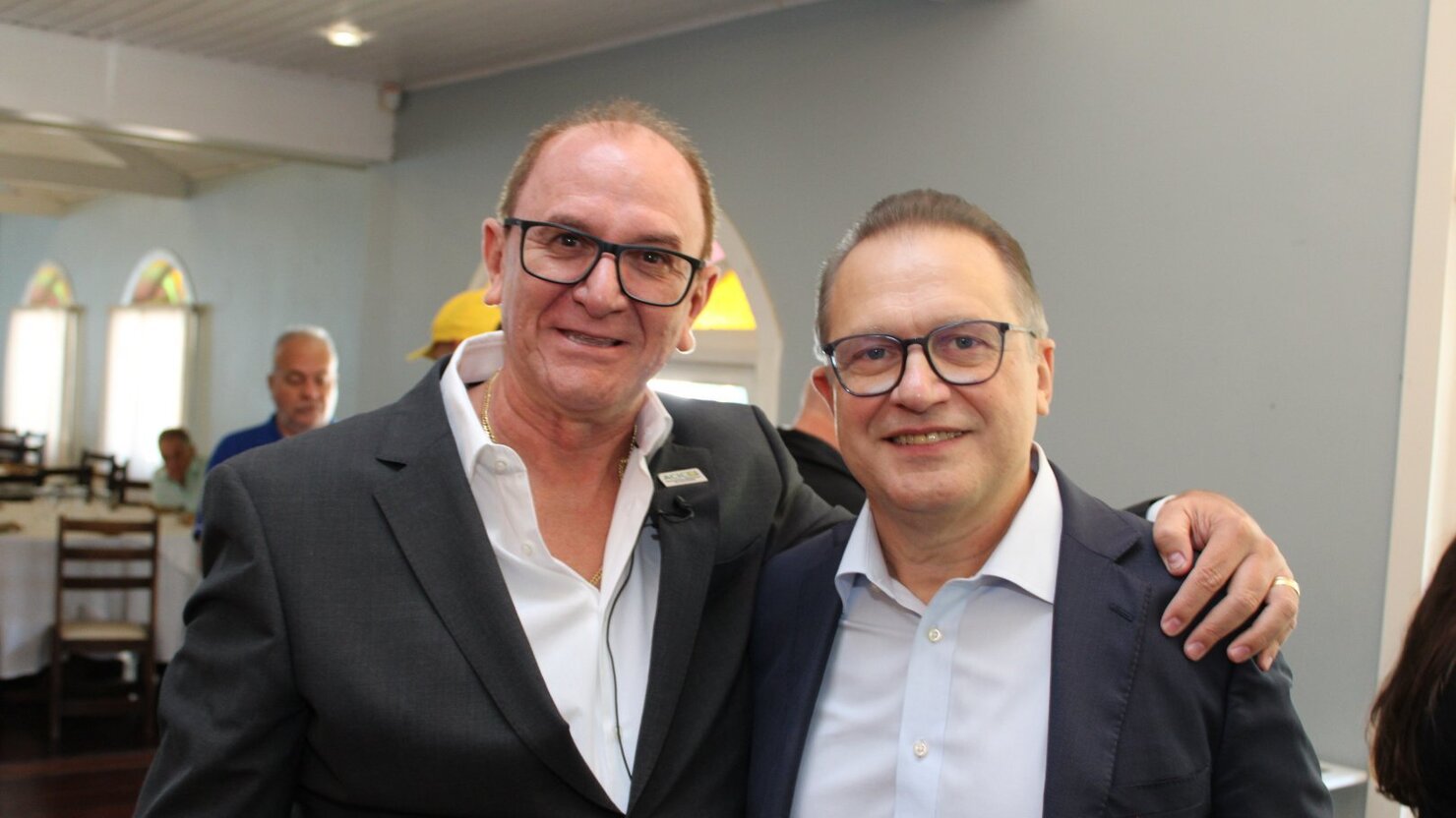 Empres�rio, diretor geral da Carboni Iveco Conc�rdia e vice-presidente da ACIC Roberto Canesso com Gilberto Tomazoni. - Fotos: Lu�s Longhini