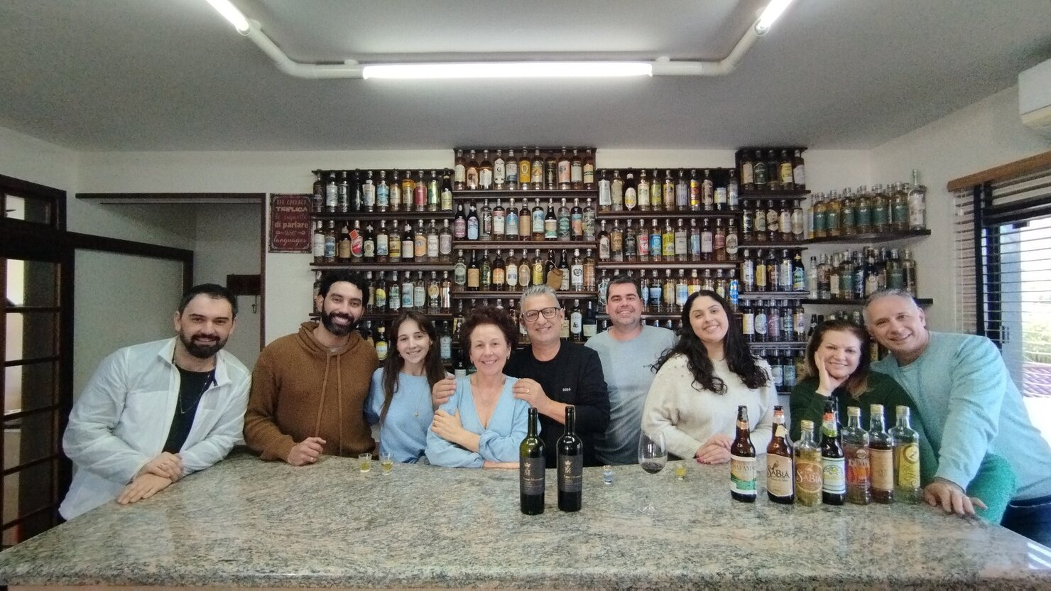 Laude, Aner, Raquel, Ediliane, Mrcio, Andr , Andressa, Arlete e Dirceu, amigos de longa data em dia especial. - Foto: Lus Longhini