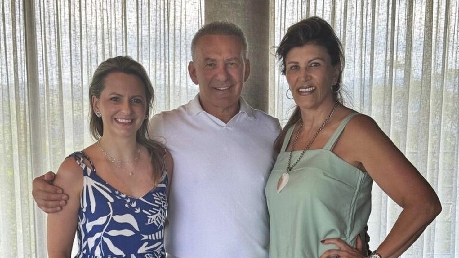 Empres�rio Deocl�cio Canton e a esposa Alessandra, recepcionando a amiga, a emrpes�ria Marlene Paludo. - Foto: Lu�s Longhini