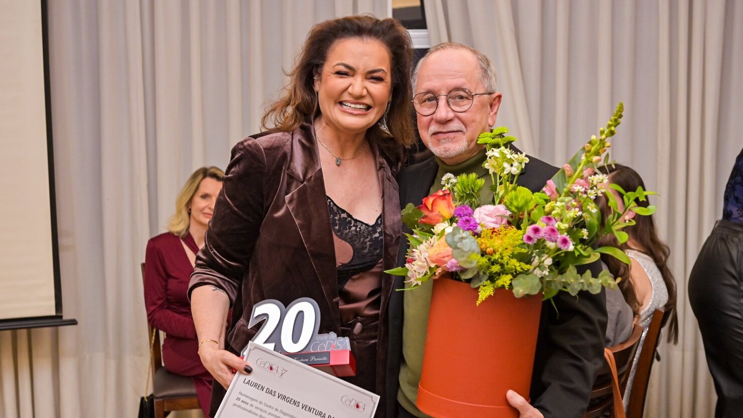 Lauren Ventura, m�dica veterina, gerente da Cedisa recebe homenagem pelos 20 anos de empresa. - Foto: Cristiano Luiz