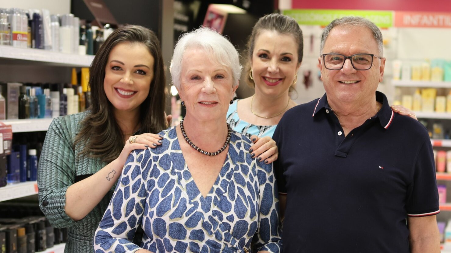 Dona Marilene e seu Oscar, e as filhas Cristiane e Alexandra Tomazoni, empreendedorismo  frente da franquia O Boticrio. - Foto: Sandra Gomes, Gomes Foto e Vdeo