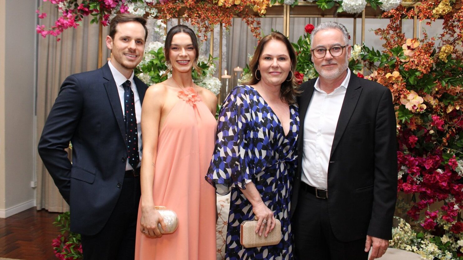 Um quarteto de peso! Renan, Camilla, Eduardo e Sandra, em uma noite especial no Clube 29 de Julho, esbanjando simpatia, eleg�ncia e alto-astral. 🥂✨ - Foto: Lu�s Longhini