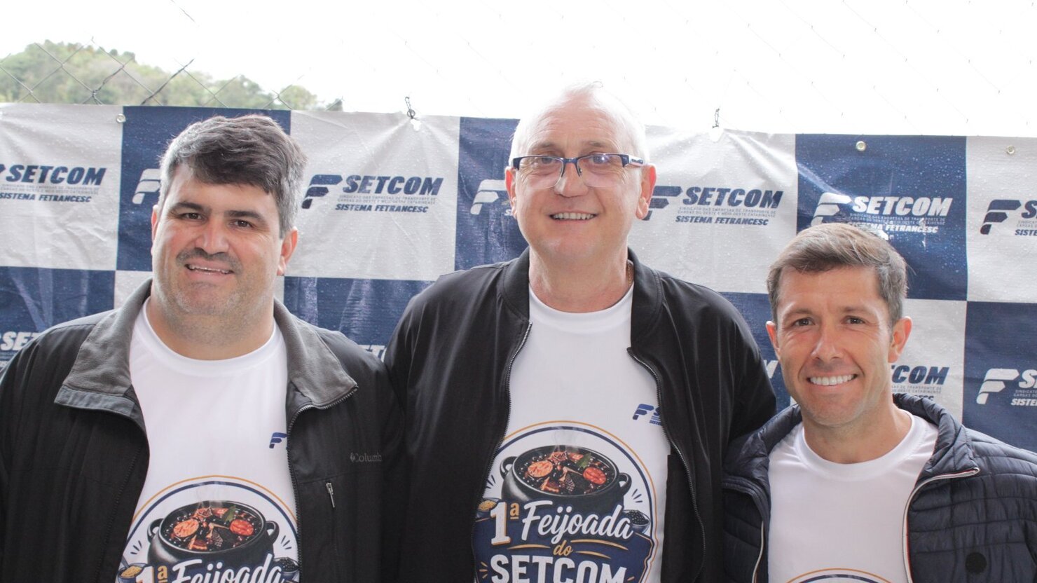 Ricardo Favassa, Paulo Simioni e Felipe Gavassoni, em grande estilo na Feijoada do Setcom. - Fotos: Lu�s Longhini