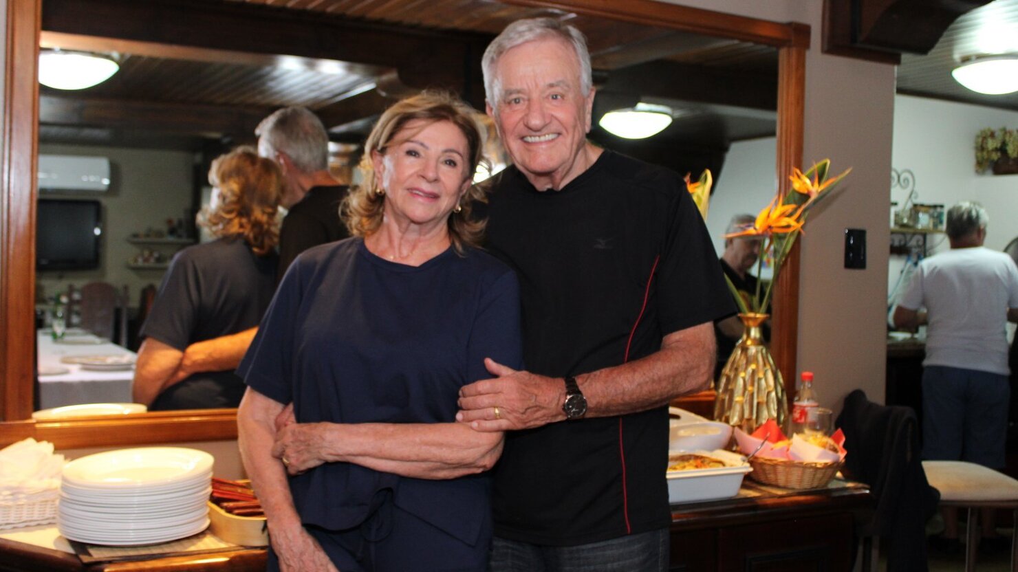 Ari e Leane Adamy reuniu a diretoria do Clube 29 de Julho em um encontro de integra��o, boas conversas e preparativos para os pr�ximos grandes eventos do clube. - Foto: Lu�s Longhini