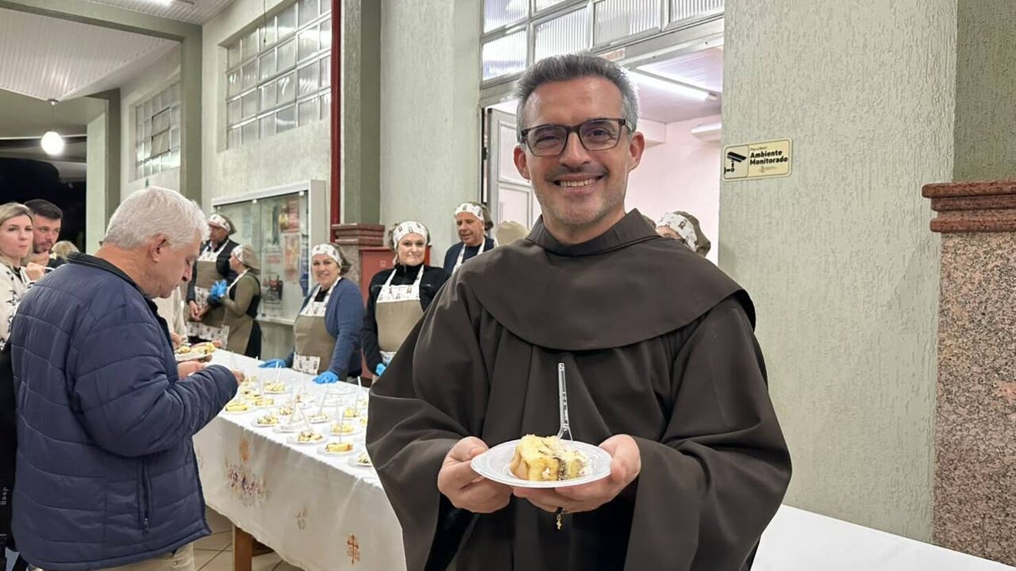F�, gratid�o e muito carinho marcaram a celebra��o de mais um anivers�rio de Frei Alex Ciarnoski, ao lado da comunidade que tanto admira. 🎂🙏 - Fotos: Lucas Villiger
