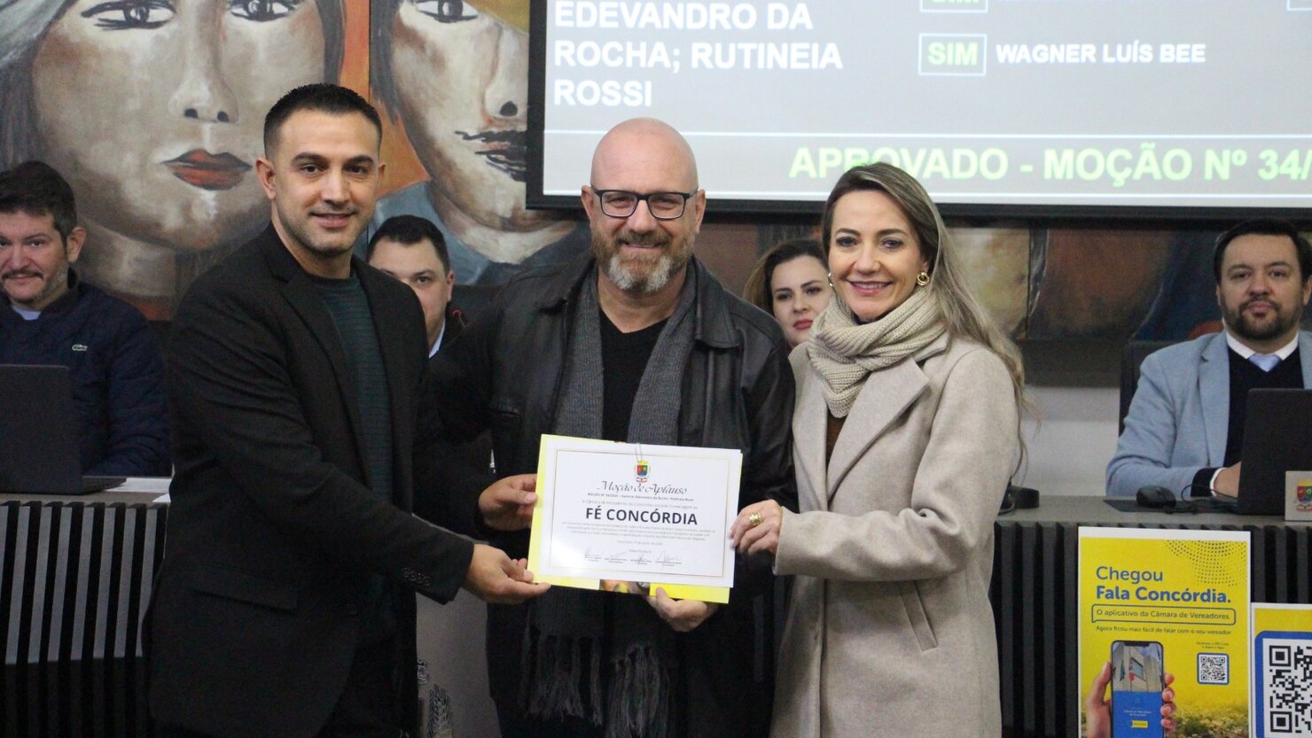O vereador Edevandro da Rocha, o comunicador Adriano Bedin e a vereadora Rutineia Rossi com a Mo��o de Aplausos em m�os. Foto: Dayse Trombetta - C�mara de Vereadores de Conc�rdia.