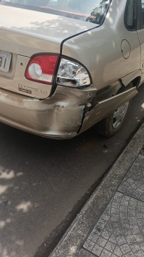 Veculo atingido durante perseguio no centro.